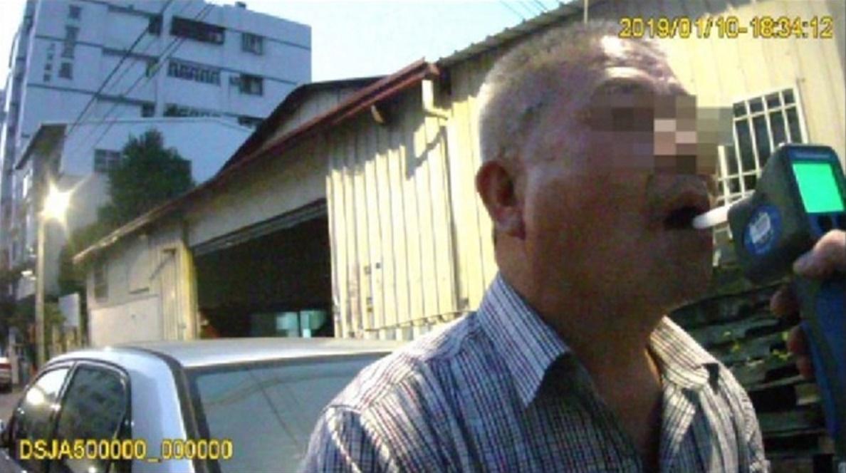 李男被制伏後還是得乖乖接受酒測。（警方提供）