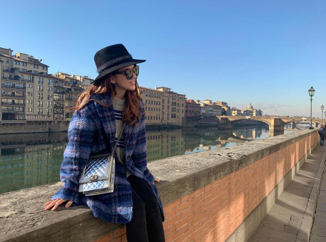 昆凌曬出在佛羅倫斯的美照，穿著自己設計的JENDES品牌大衣。NT$4,680〈翻攝自昆凌IG〉