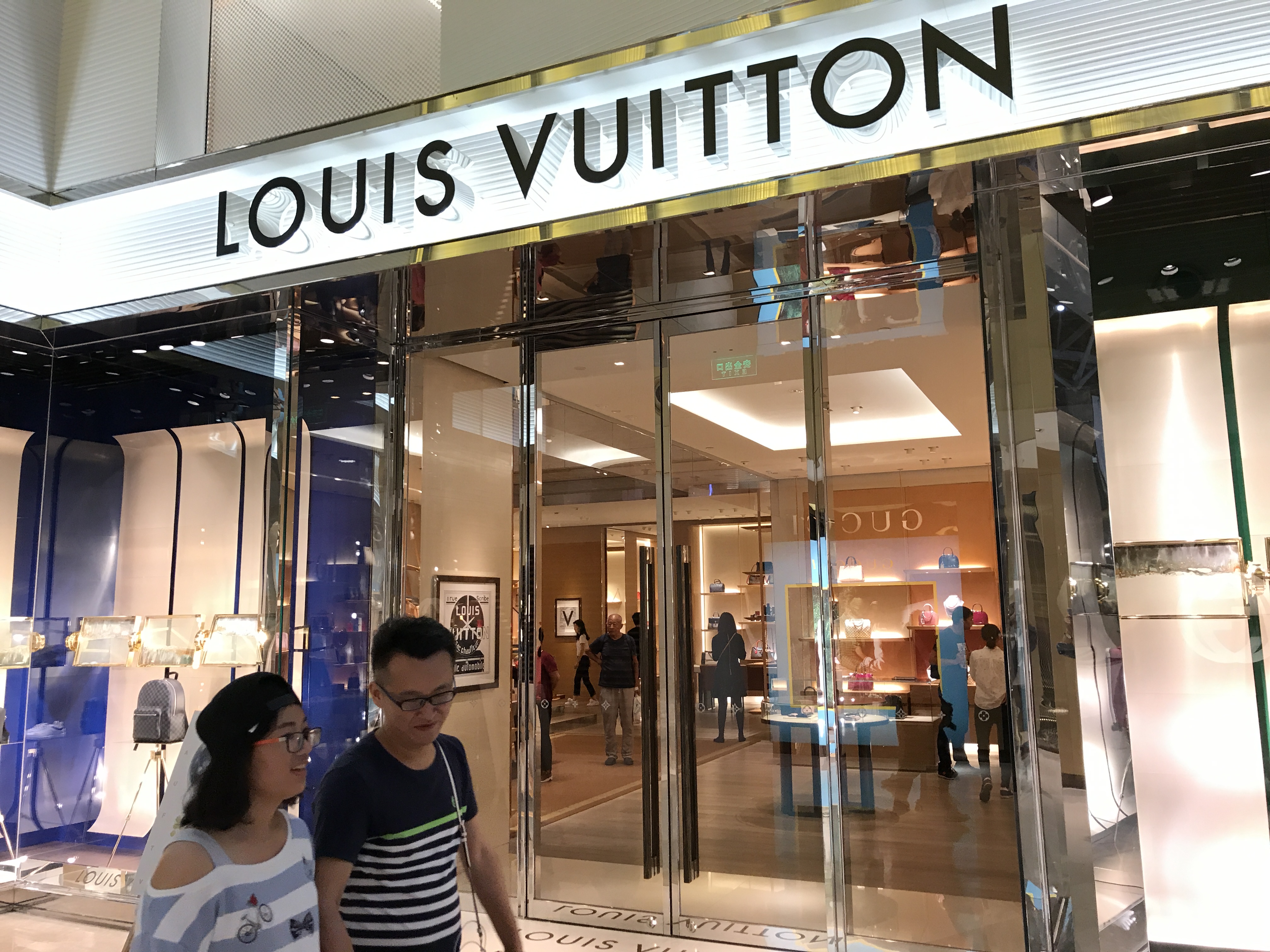 中國一名男子花了人民幣上萬元買的LV包竟掉色掉漆,讓他無奈表示,名牌包還不如地攤貨。圖非當事人。(東方IC)