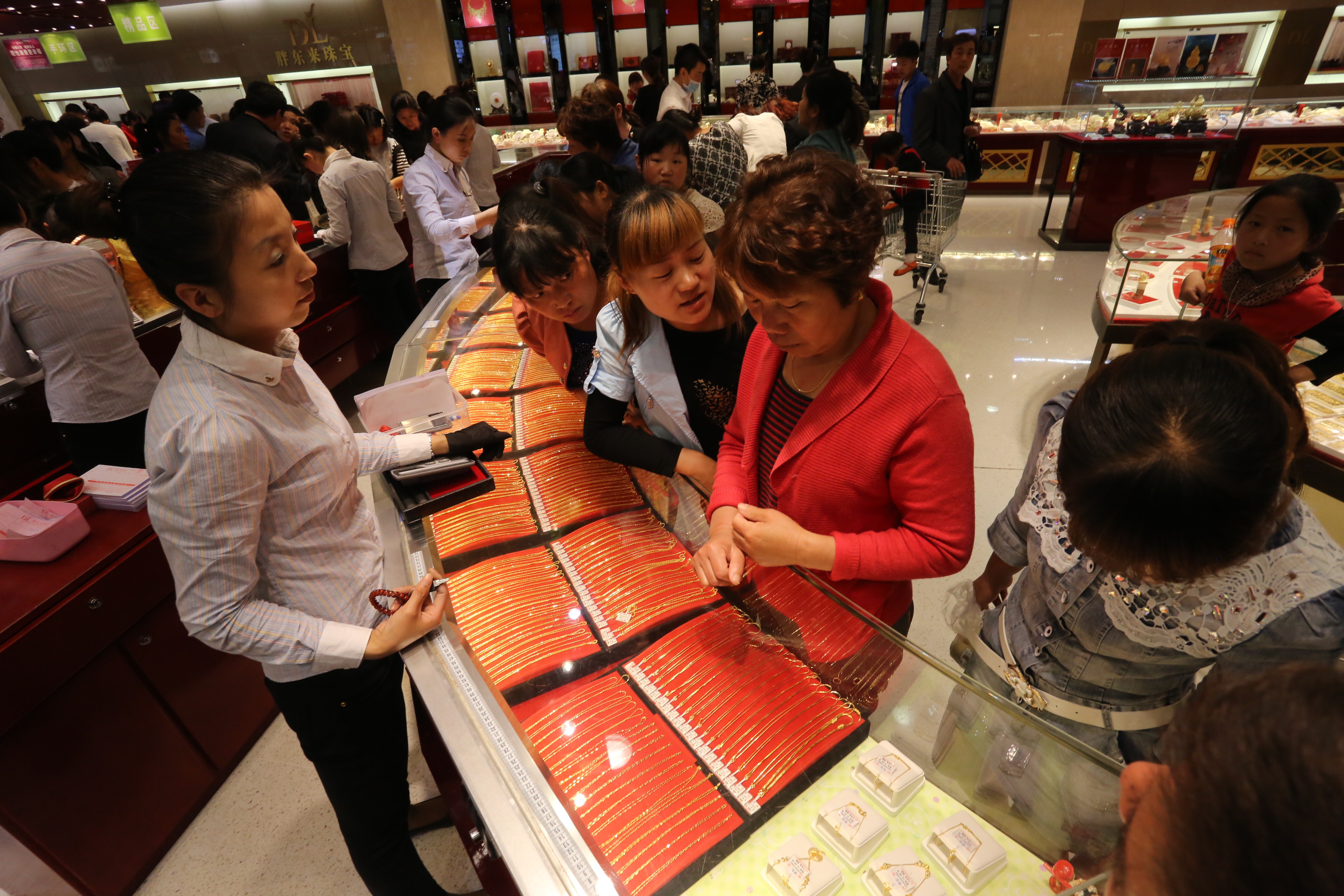 過年前黃金買氣上升，但除了實體黃金外，今年也可波段操作。（東方IC）