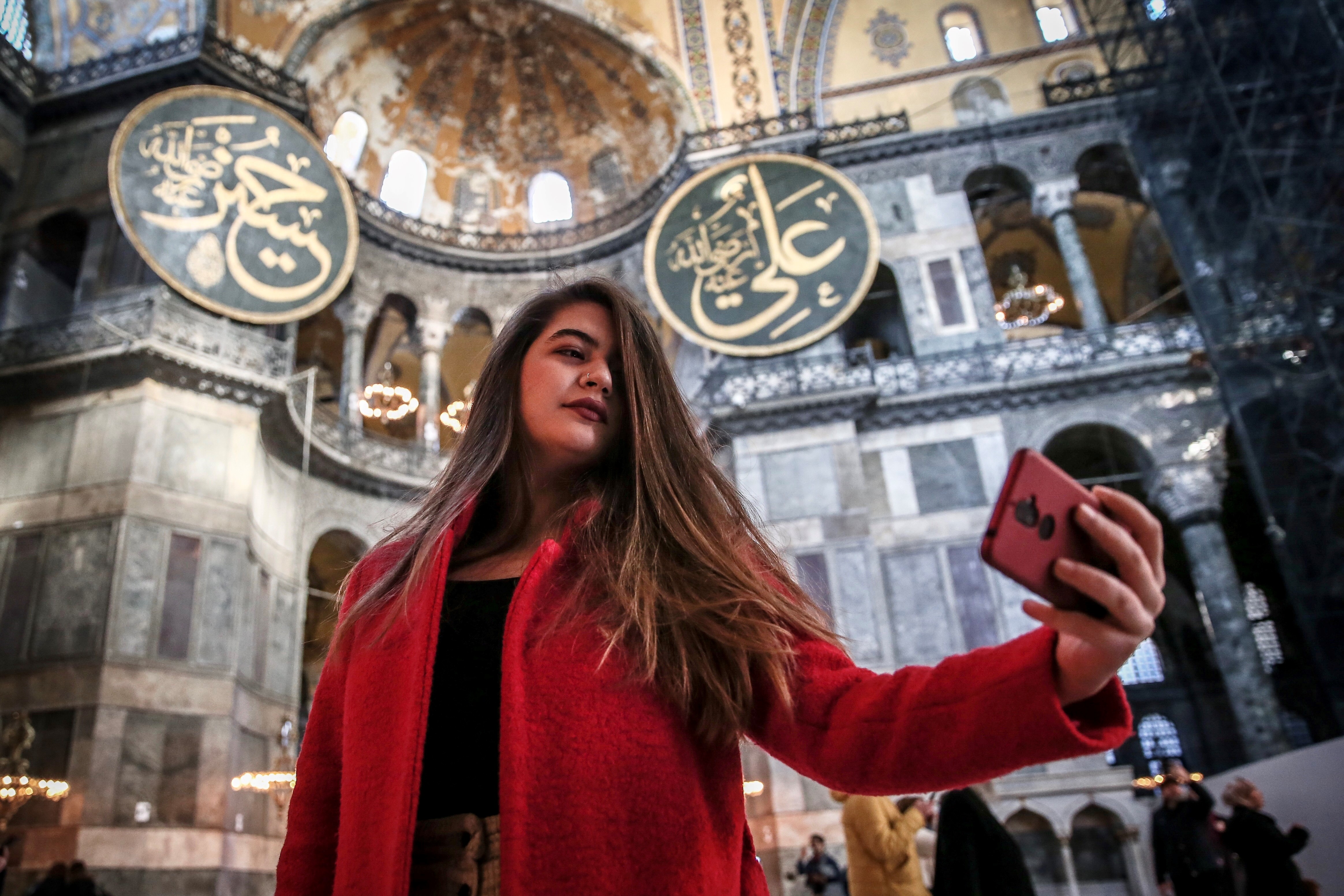 攝影機和感應器無處不在，讓臉部辨識技術成了必然。圖為2019年1月16日，土耳其伊斯坦堡舉辦「博物館自拍日」活動，民眾在索菲亞大教堂自拍。（東方IC）