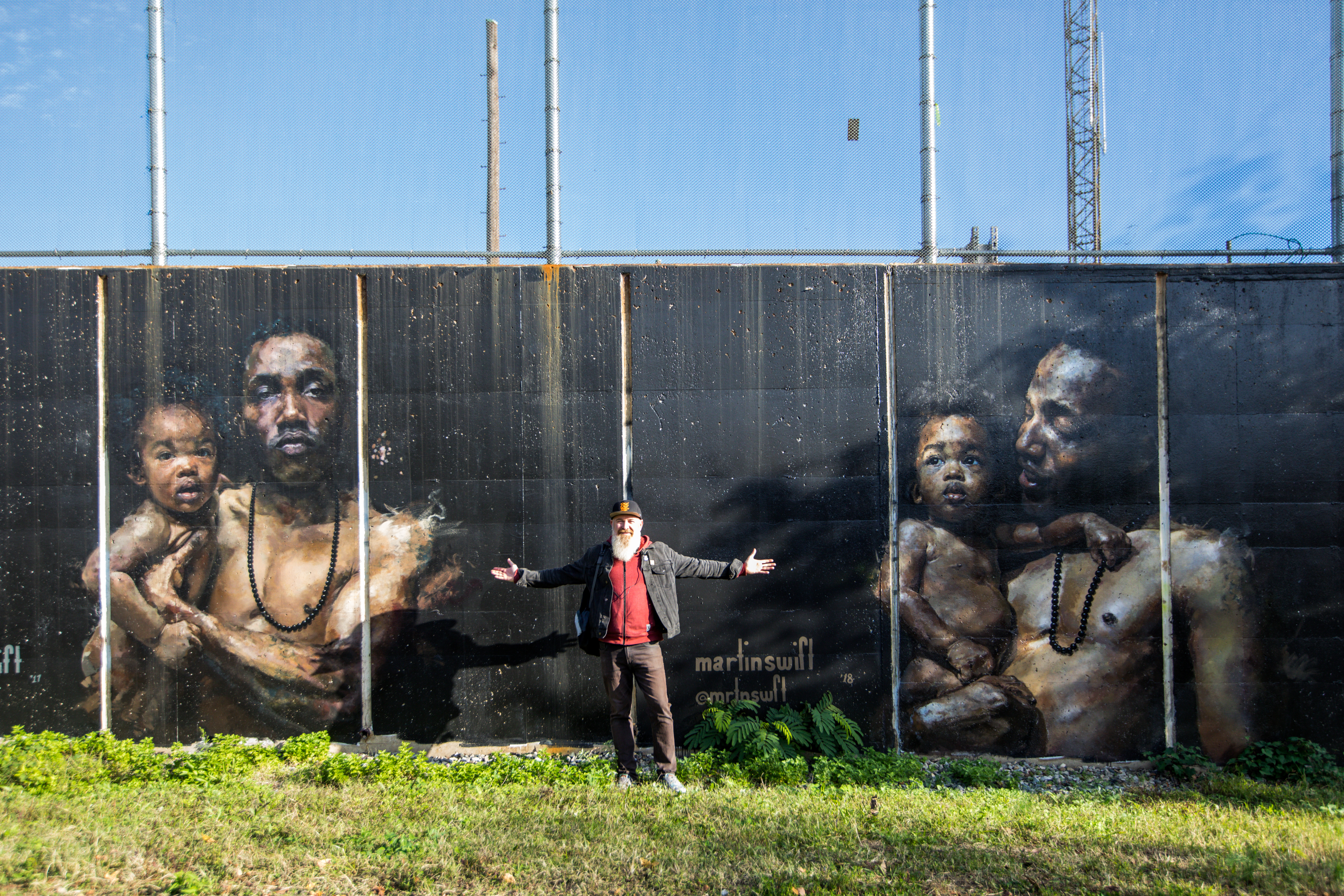 左邊是孩子一歲時，右側畫面是孩子兩歲時，被父親抱在懷中的寫實作品。