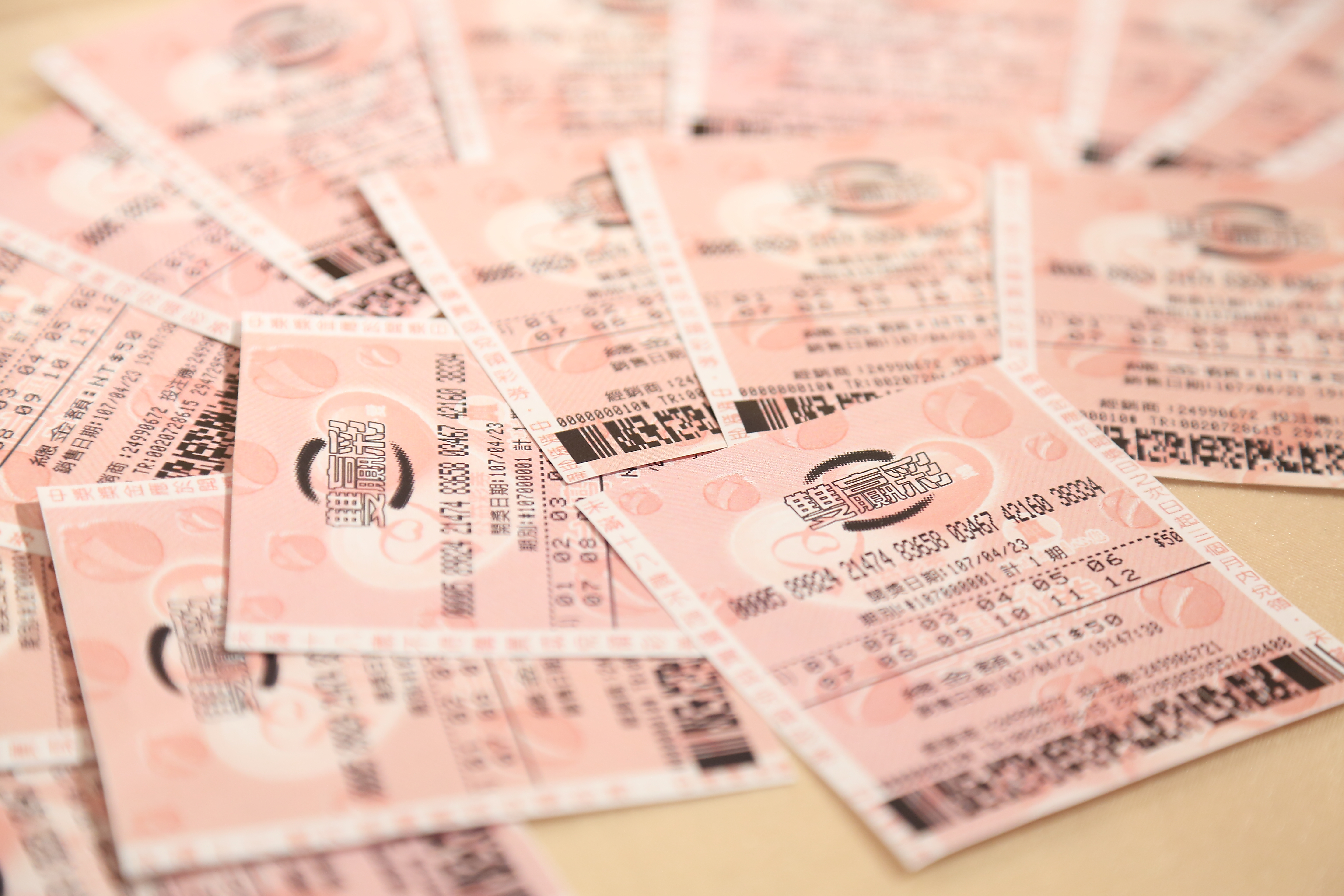 加拿大一家工廠有9名同事集資買彩券，中了頭獎後集體辭職。圖為示意圖。