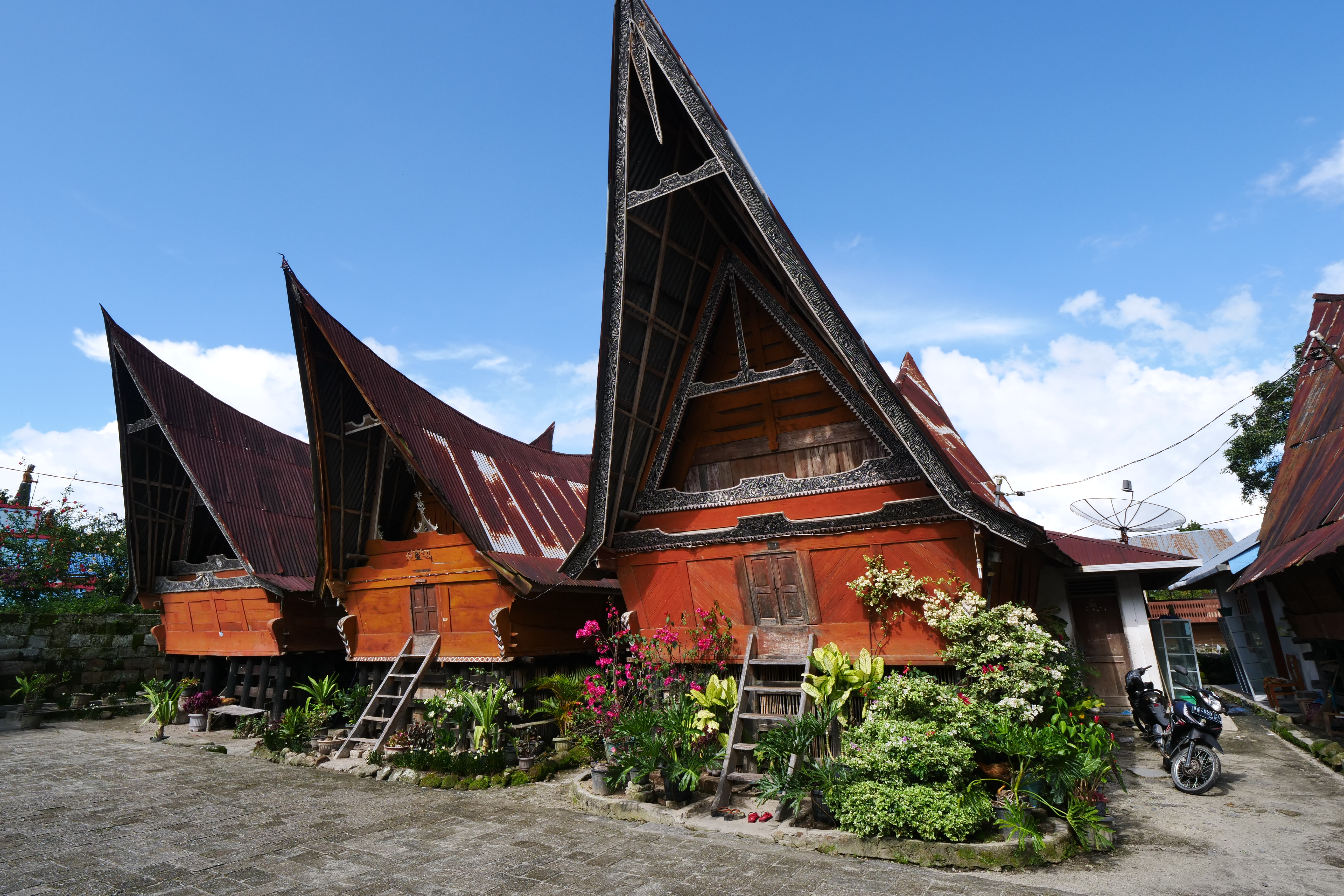 Batak族家屋的外觀像艘船，是希望夫妻能有同舟共濟的理念。