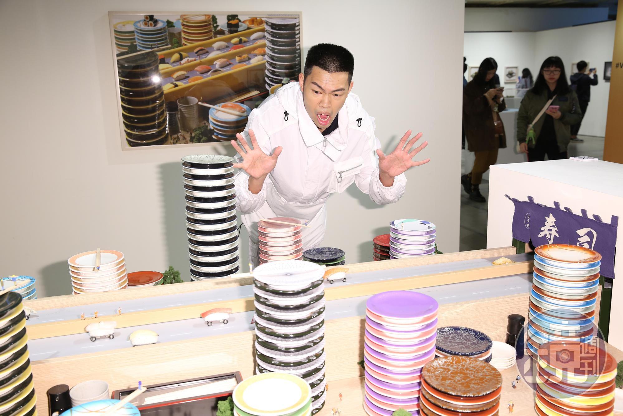 陳大天參觀微型展，看到食物忍不住嘴饞。