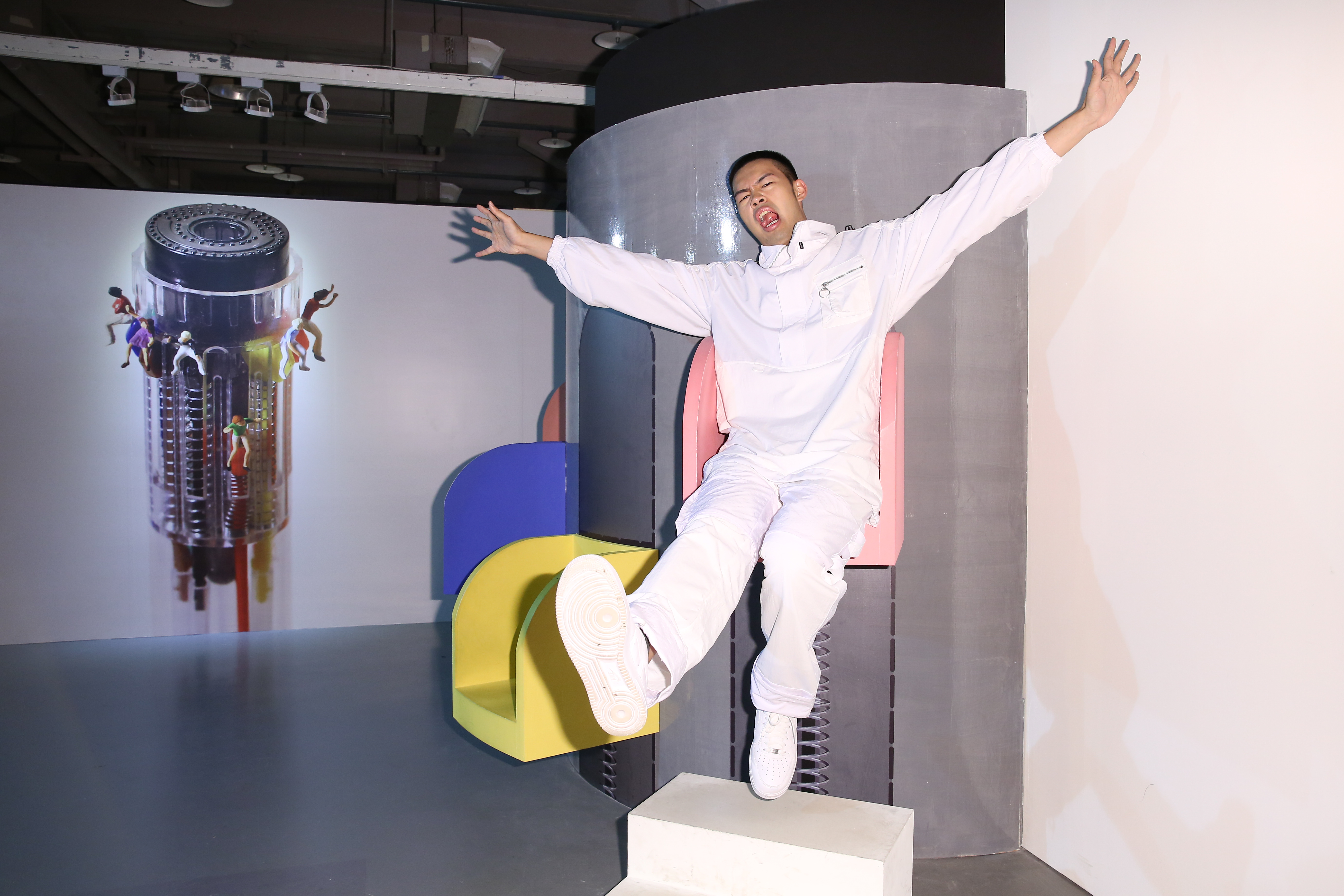 陳大天擺出不少搞怪姿勢，可惜的是身邊沒個伴一起看展覽。