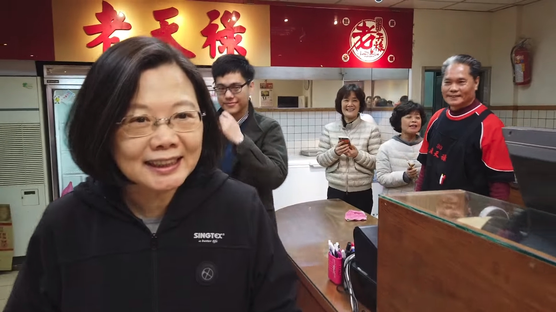 蔡總統到「老天祿滷味」的時候，買了喜歡的鴨翅，還被老闆大讚「那妳行家的嘛！」（翻攝自蔡英文粉專）