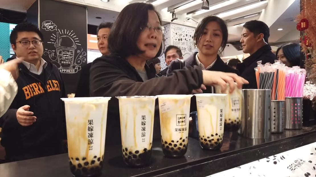 蔡英文總統今天中午在幕僚陪同下，「突襲」西門町商圈，還外帶了手搖珍奶。（翻攝自蔡英文粉專）