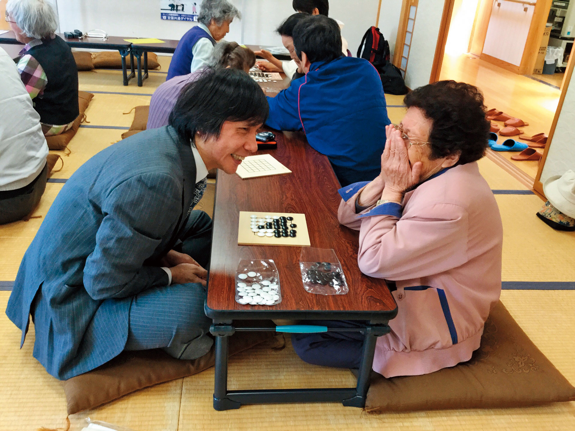 王銘琬近2年積極推廣純棋,號稱不論老小,10分鐘可學會。圖中的老奶奶,下棋下得不亦樂乎。(王銘琬提供)
