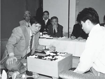 2000年第55期本因坊戰，王銘琬（左）以4：2戰勝衛冕者趙善津（右）。（翻攝自日本棋社）