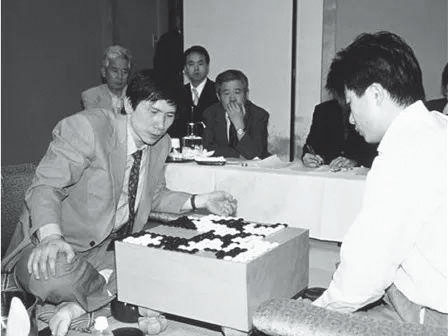 2000年第55期本因坊戰,王銘琬(左)以4:2戰勝衛冕者趙善津(右)。(翻攝自日本棋社)