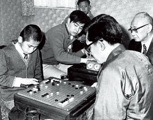 13歲的王銘琬(左前),與清大教授沈君山(右前)對弈7回合,以4比3取勝,獲得「圍棋小神童」的封號,也取得赴日深造的機會。(王銘琬提供)