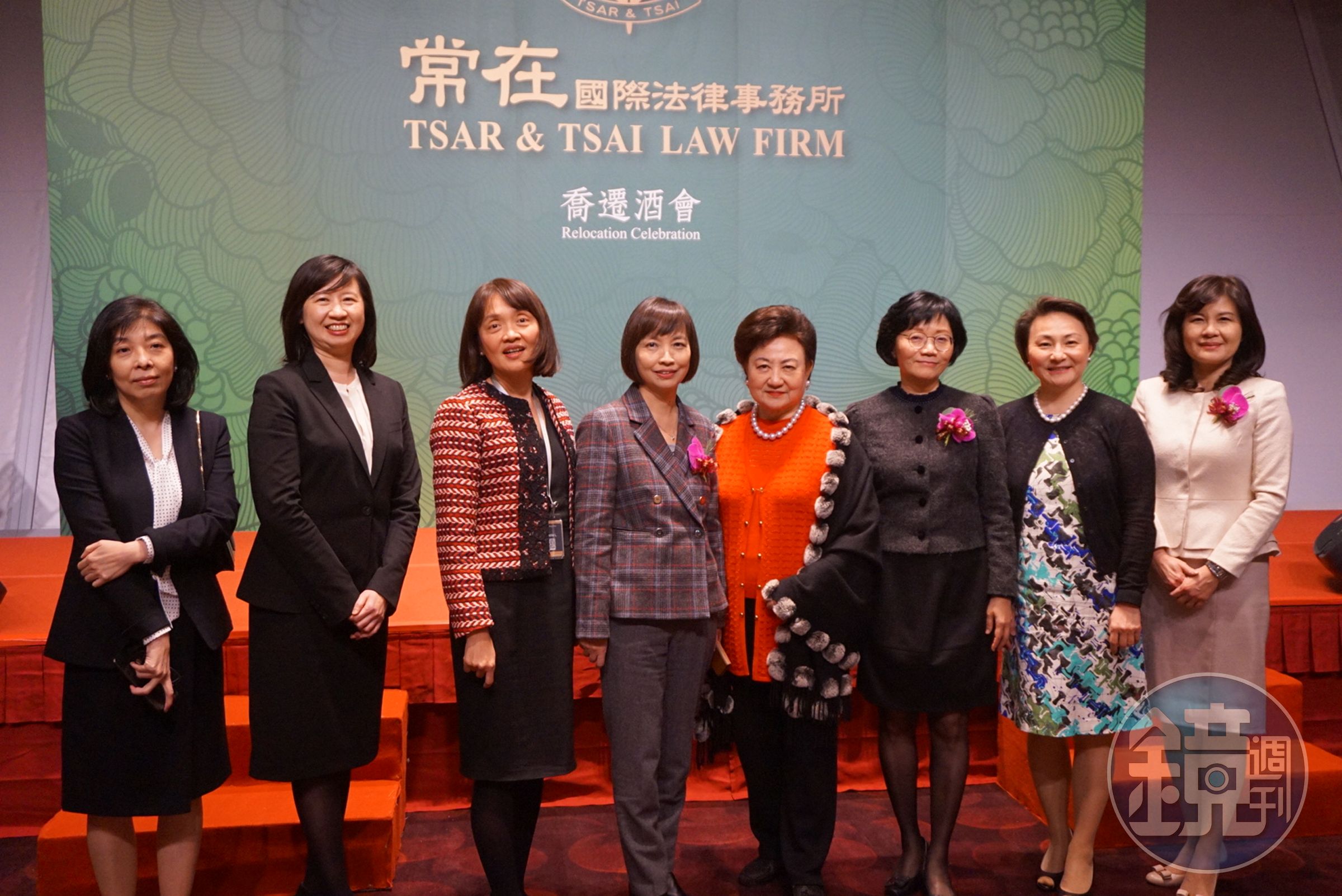 常在國際法律事務所舉行喬遷酒會，宣布成立基金會推動法學教育。
