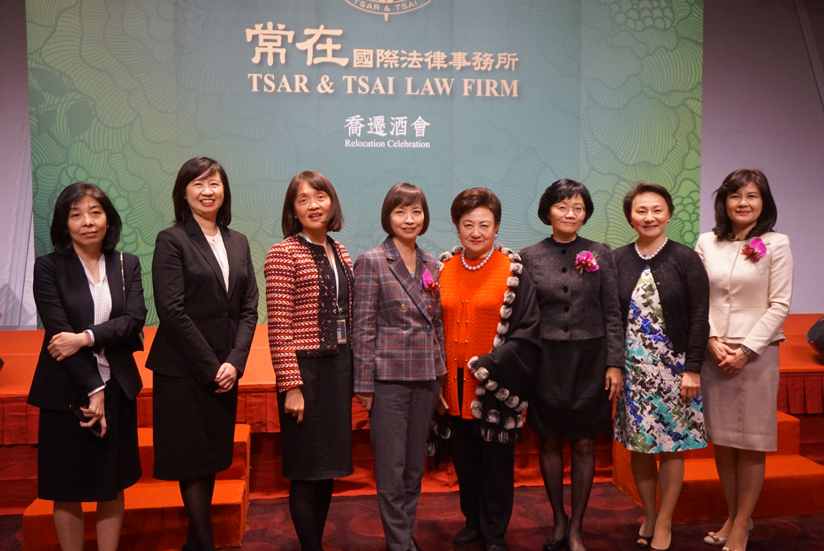 常在國際法律事務所舉行喬遷酒會，宣布成立基金會推動法學教育。