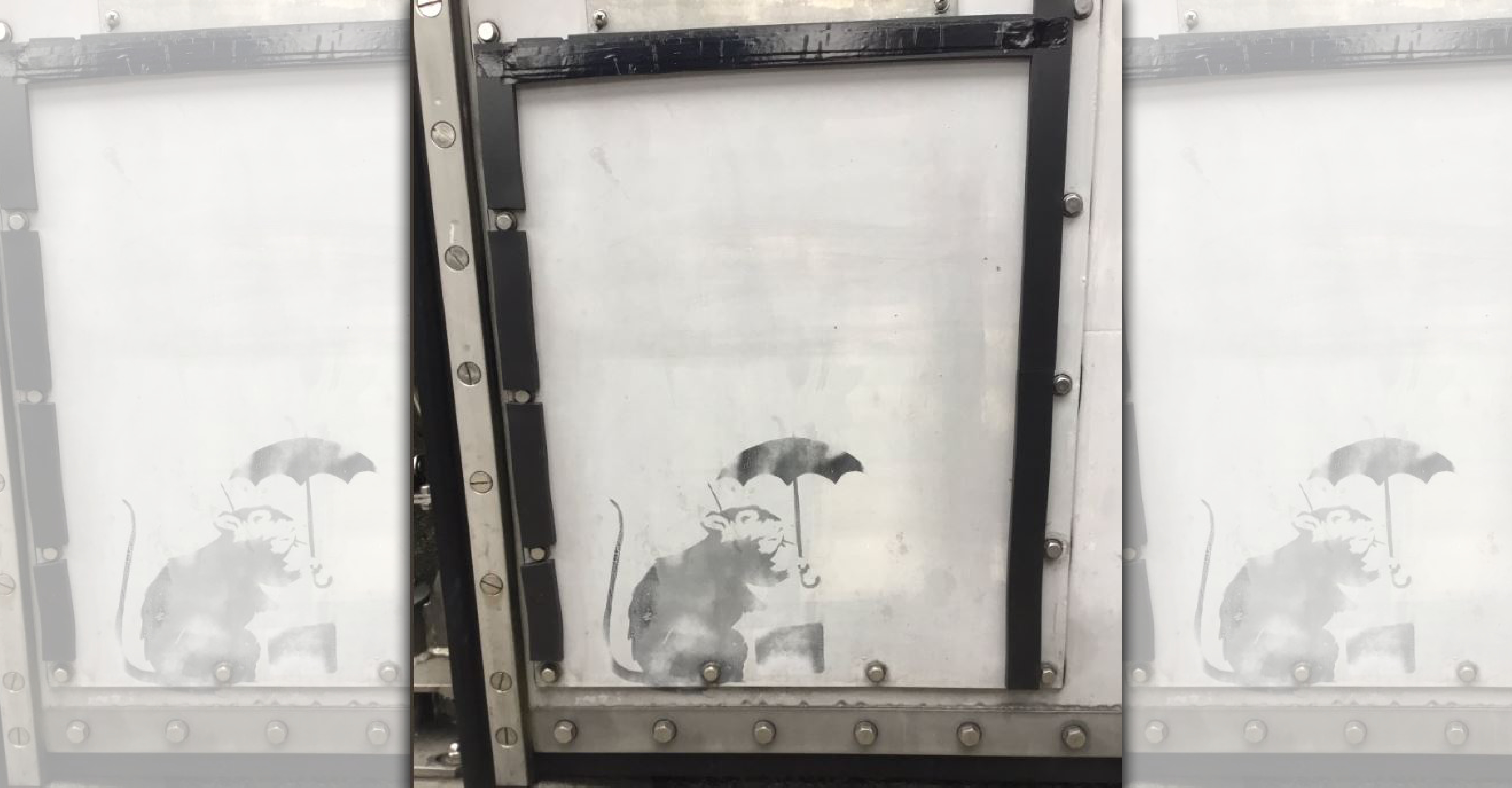 一幅出現在東京街頭的「老鼠撐傘」畫作，被懷疑可能是英國街頭塗鴉藝術家班克西（Banksy）的創作。（翻攝自小池百合子推特）