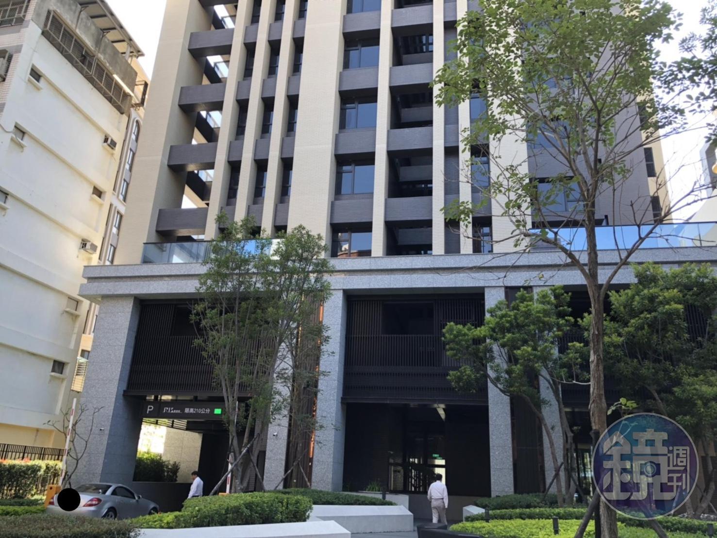 消費者控訴的豪宅緊鄰凹仔底森林公園、捷運站,具備地段優勢。(讀者提供)