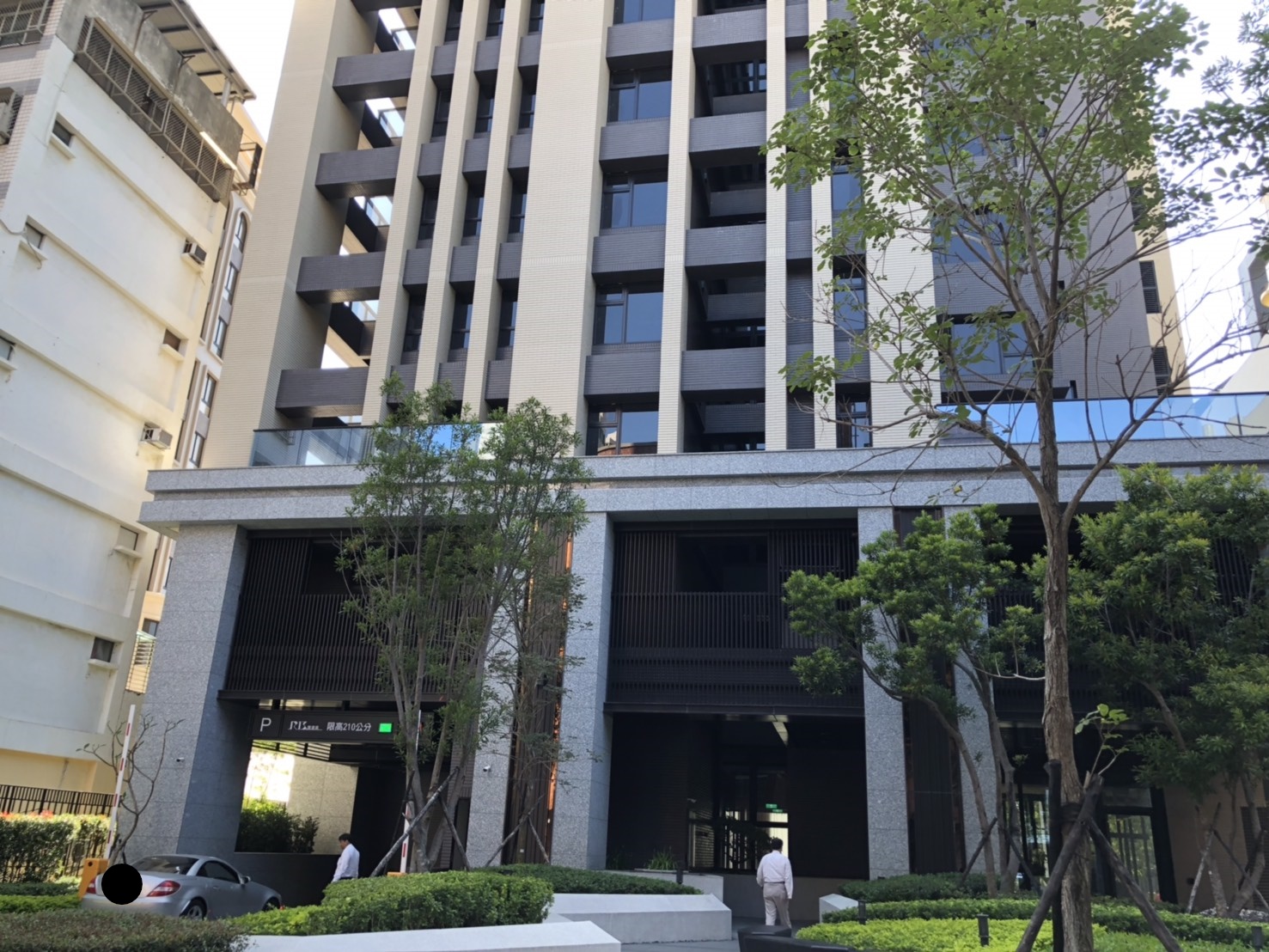 消費者控訴的豪宅緊鄰凹仔底森林公園、捷運站，具備地段優勢。（讀者提供）