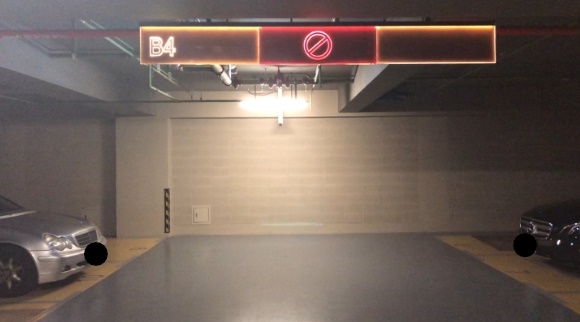 葉女指出，建商逕行配給的2個車位（左方）有設計瑕疵。（讀者提供）