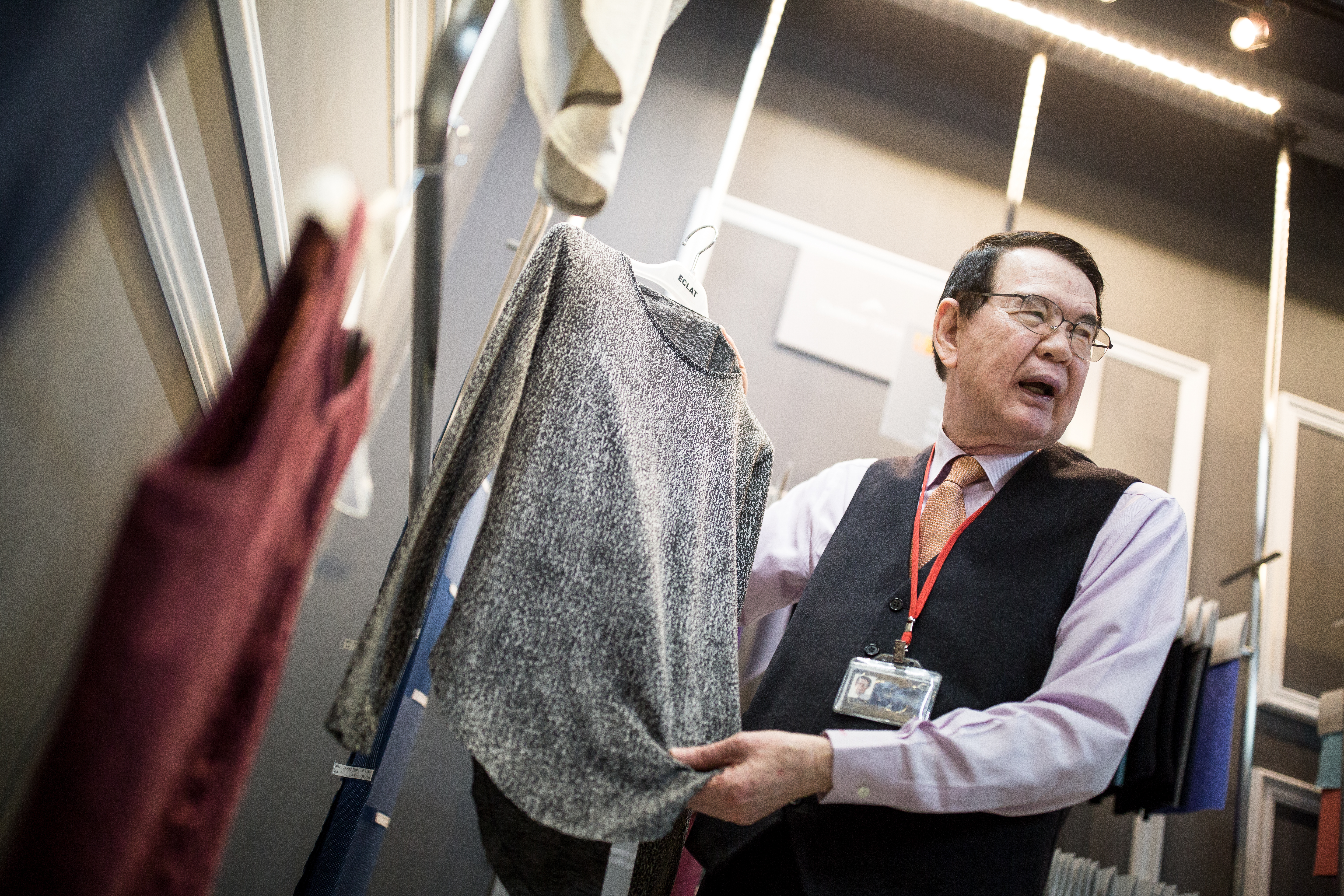 洪鎮海在儒鴻總部接受專訪，細心介紹自家的布料與樣衣。