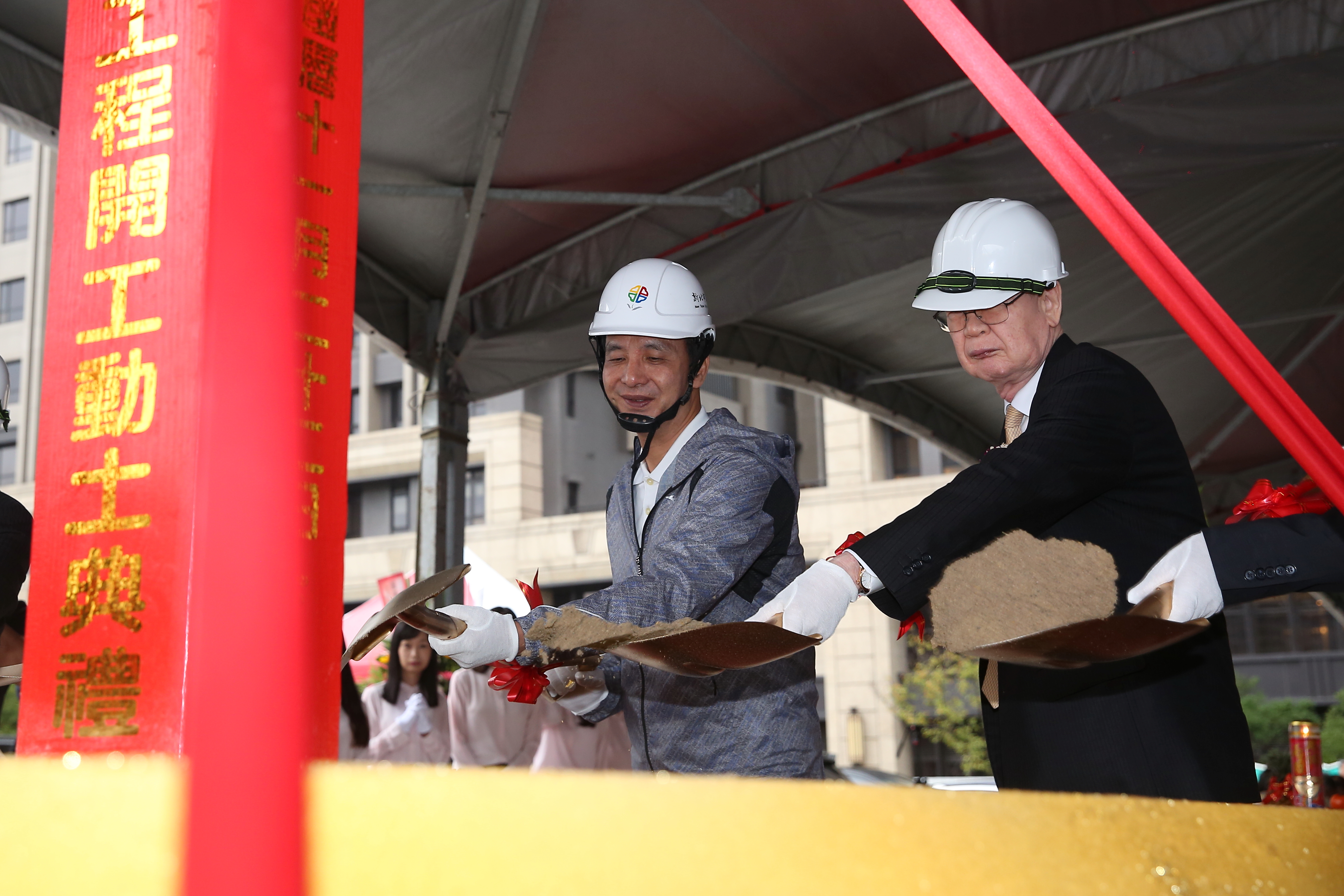 儒鴻去年砸下64億元興建複合式企業總部，洪鎮海（右）親自出席動土典禮。