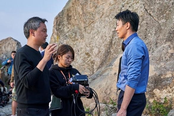 金來沅（右）與導演姜允成合作的新片《Long Live the King》，已於1月12日正式殺青。（Film Monster提供）