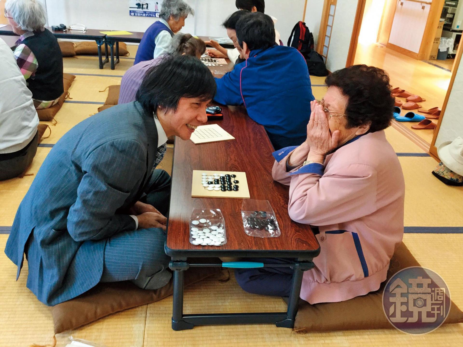 王銘琬近2年積極推廣純棋,號稱不論老小,10分鐘可學會。圖中的老奶奶,下棋下得不亦樂乎。(王銘琬提供)