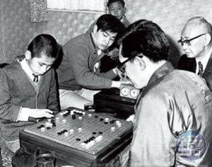 13歲的王銘琬（左），與清大教授沈君山對弈7回合，以4比3取勝，獲得「圍棋小神童」的封號，也取得赴日深造的機會。（王銘琬提供）