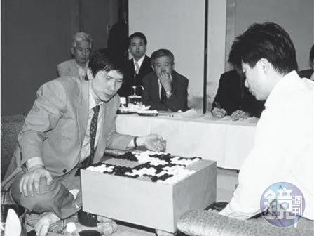2000年第55期本因坊戰，王銘琬以4：2戰勝衛冕者趙善津。（翻攝自日本棋社）