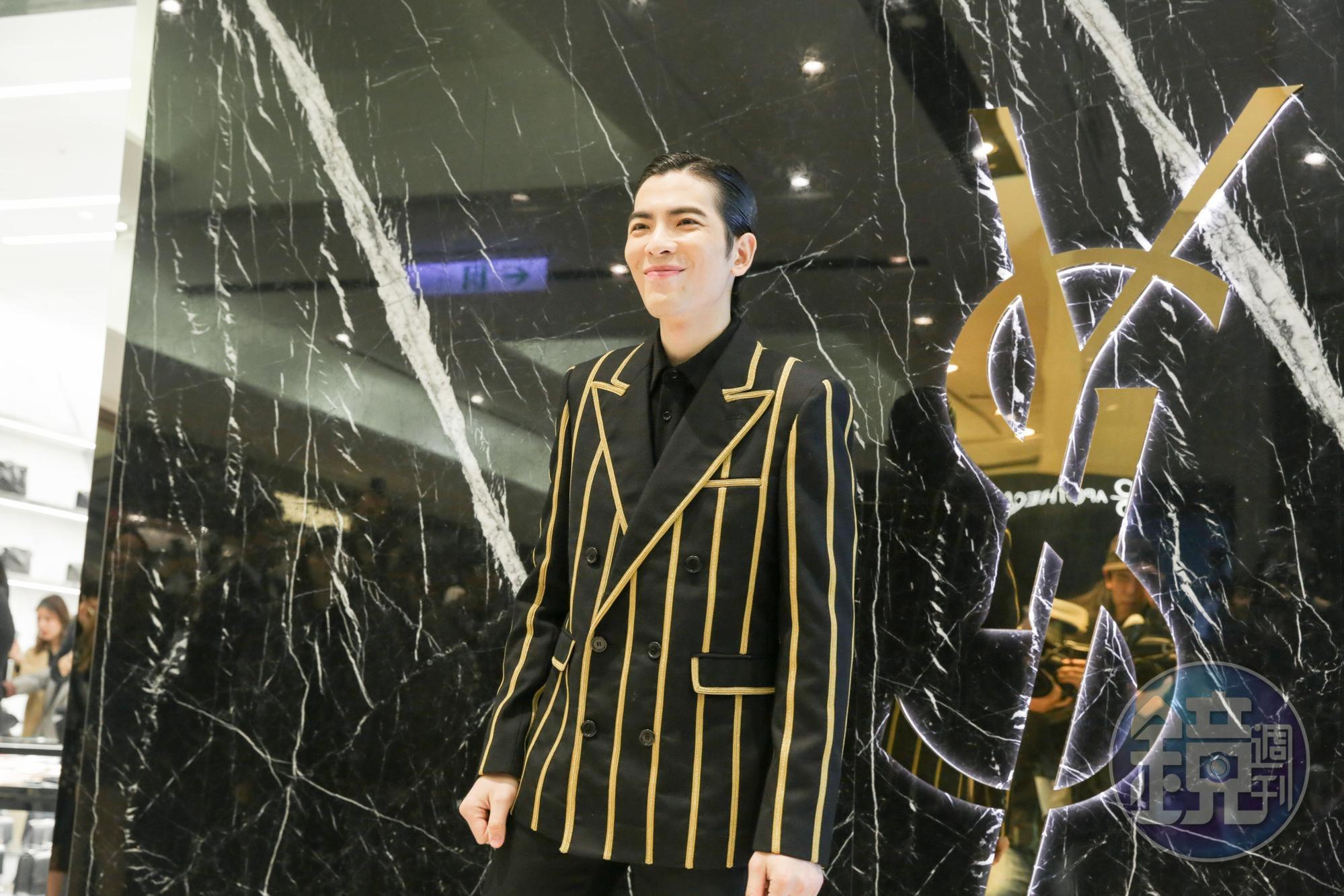 蕭敬騰身穿SAINT LAURENT2019年春夏金色羊毛刺繡直紋西裝外套，NT$ 128,700；經典SKINNY窄管黑色牛仔褲，NT$18,800；A9獨家FINN尖頭皮革短靴，NT$60,350。
