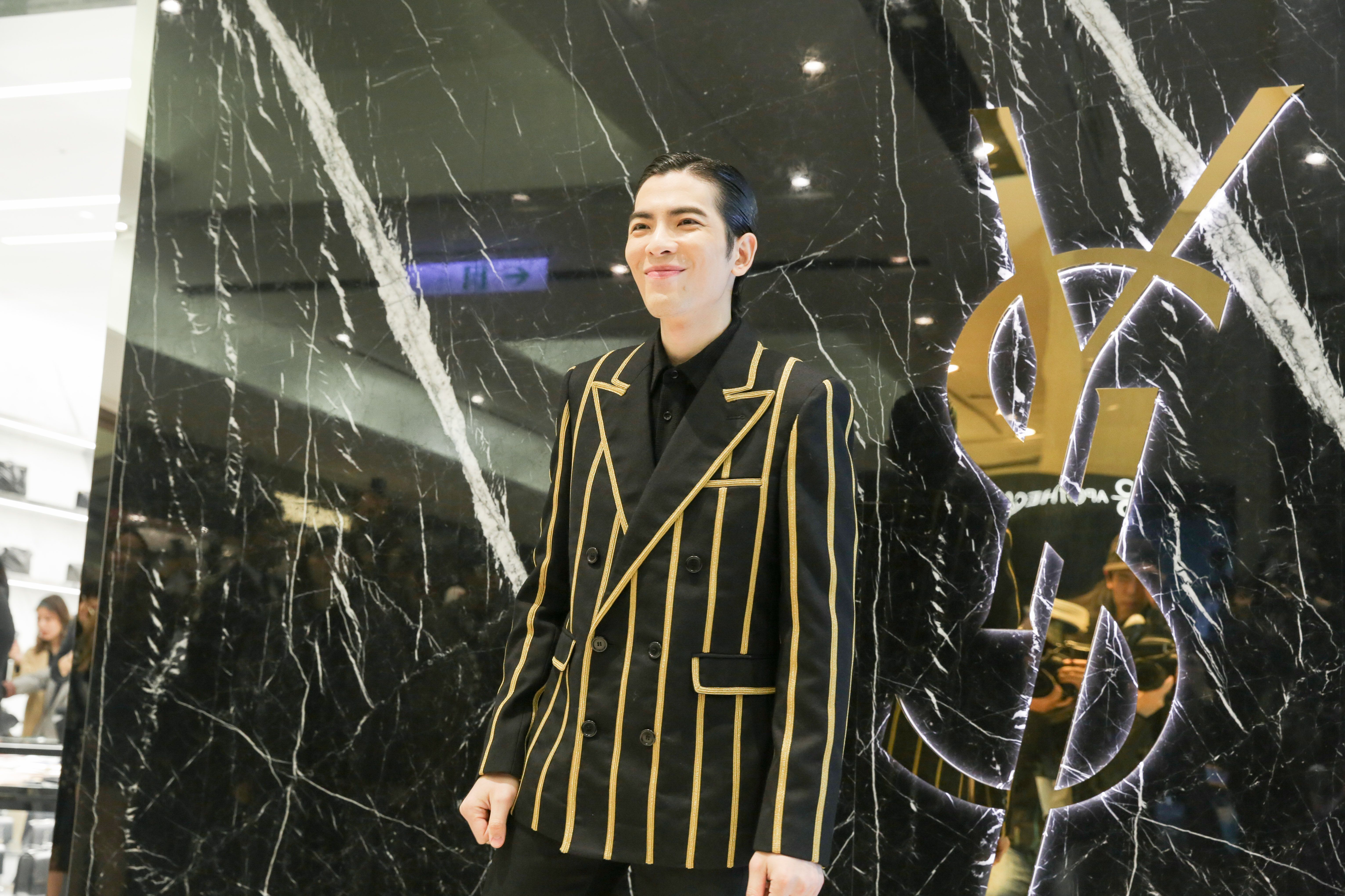 蕭敬騰身穿SAINT LAURENT2019年春夏金色羊毛刺繡直紋西裝外套,NT$ 128,700;經典SKINNY窄管黑色牛仔褲,NT$18,800;A9獨家FINN尖頭皮革短靴,NT$60,350。