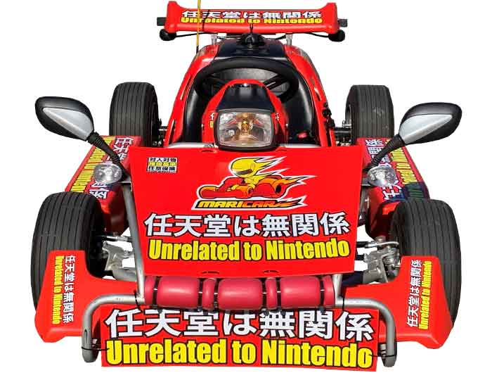 MariCAR新的車身塗裝布滿「任天堂は無関係」「 Unrelated to Nintendo」超大字樣。(翻攝自MariCAR官網)