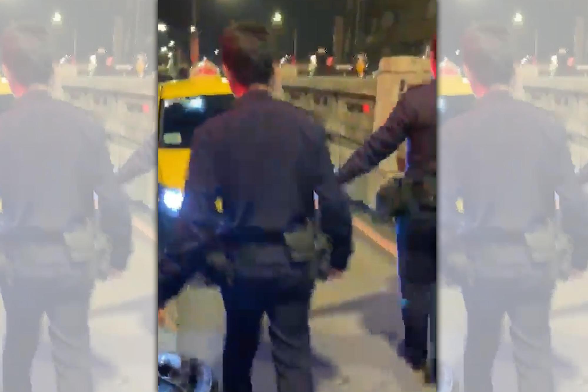 警方到場後,張姓機車騎士向警方求援「他踹我機車!」(翻攝自阮橋本臉書)