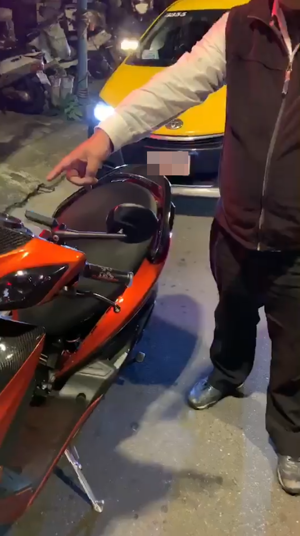 黃姓計程車司機因遭張姓機車騎士的機車擋住去路而下車理論。(翻攝自阮橋本臉書)