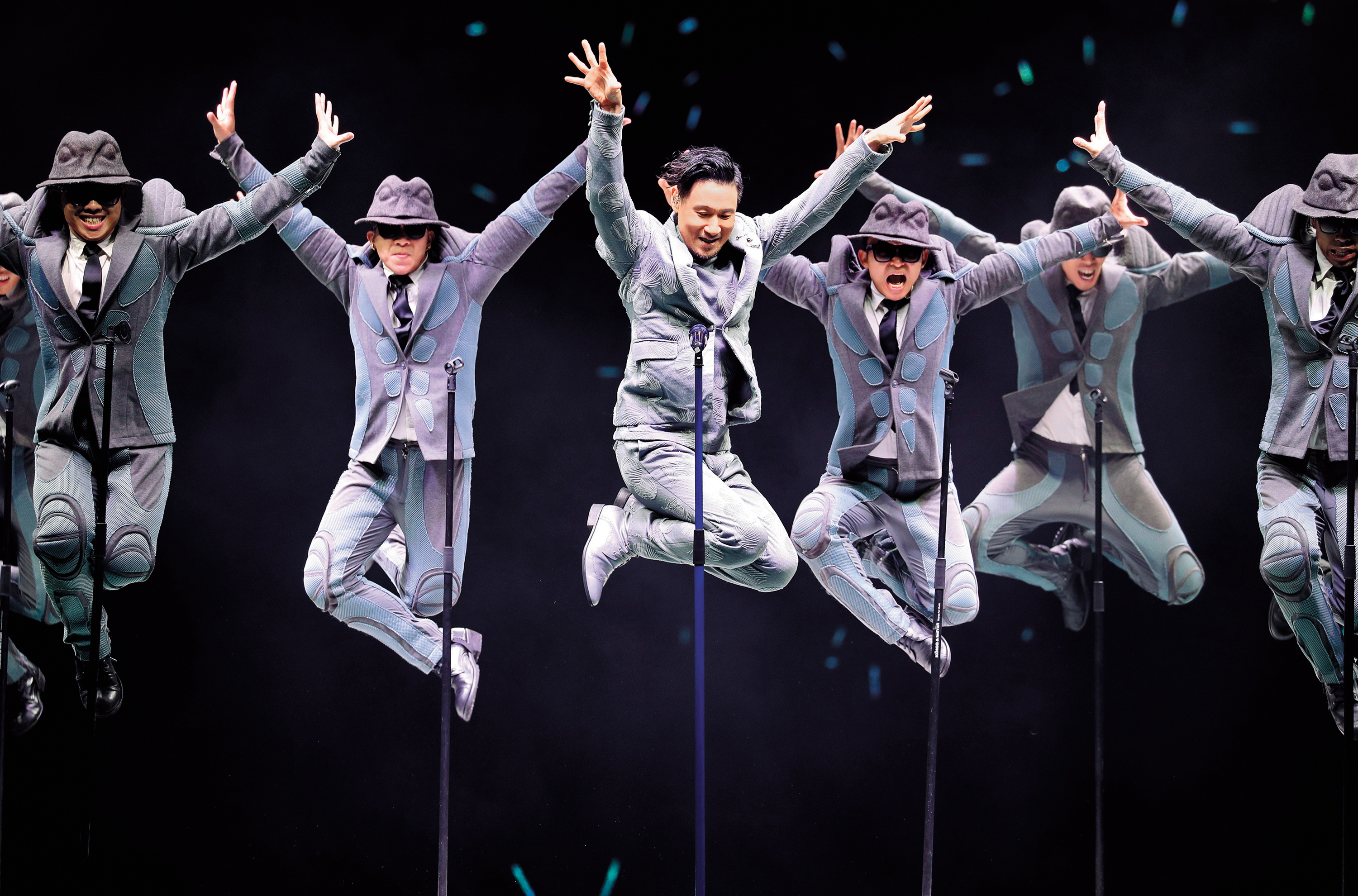 張學友(左)的演唱會觀賞人數曾打破金氏世界紀錄,為了歌迷的期待跟笑容,57歲的張學友不輕易言退,揚言唱到七十歲。(東方IC)