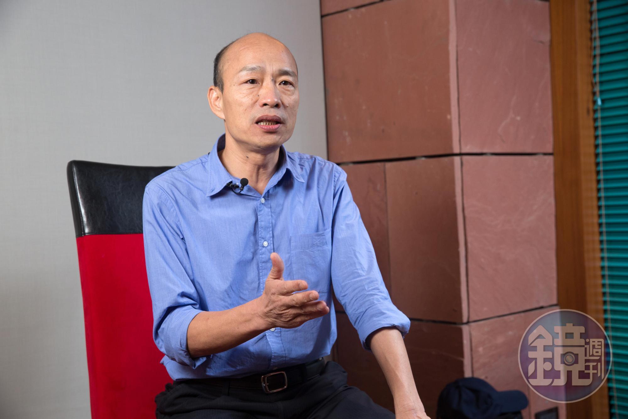 高雄市長韓國瑜今赴市議會備詢，高雄市財政局長李樑堅證實高雄累計債務約3千多億，韓國瑜表示市府會加強節流，盡量不舉債。（翻攝高雄市議會Youtube）