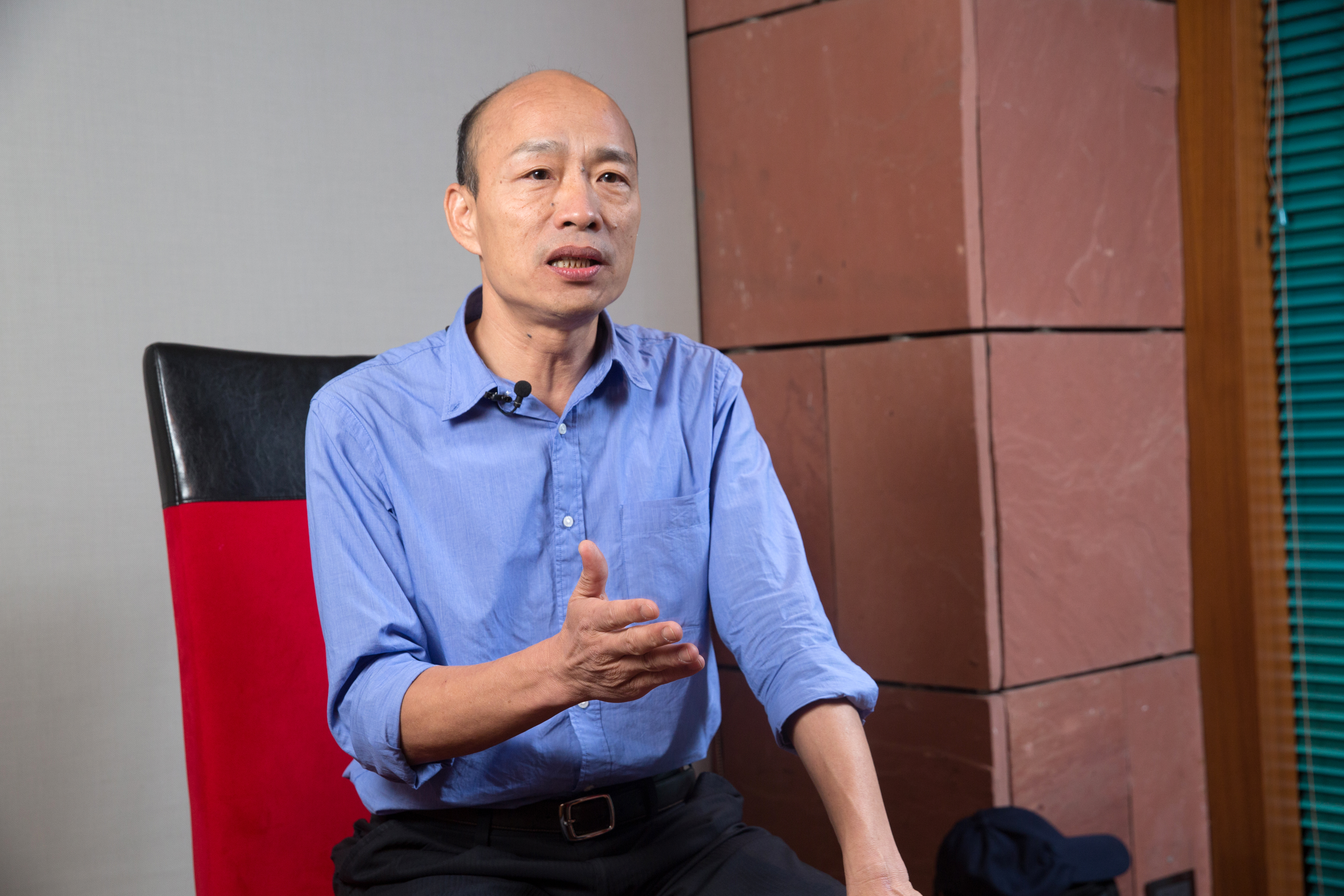 高雄市長韓國瑜今赴市議會備詢,高雄市財政局長李樑堅證實高雄累計債務約3千多億,韓國瑜表示市府會加強節流,盡量不舉債。(翻攝高雄市議會Youtube)