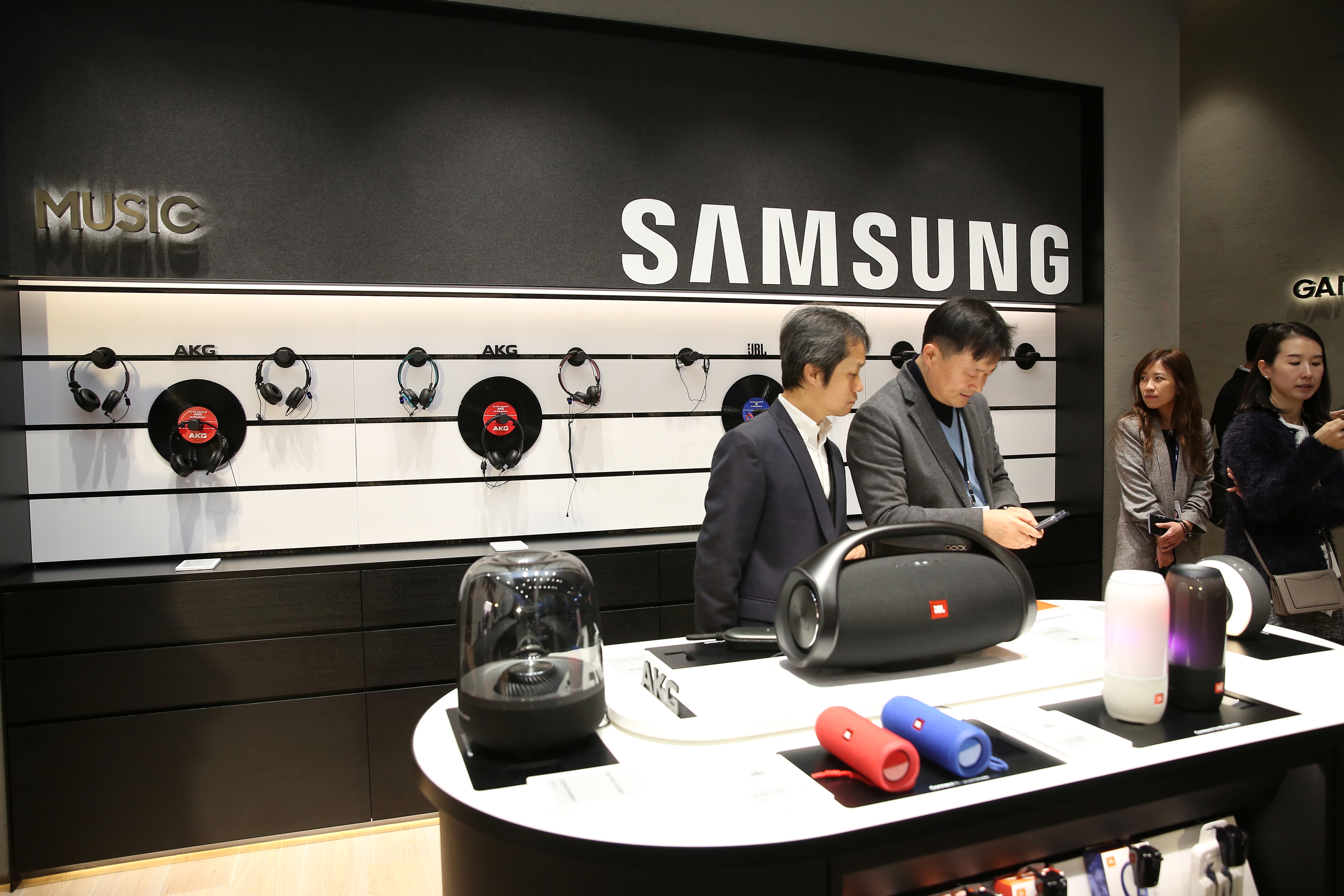 三星豪砸上億元在北市微風南山百貨，開設大中華首家旗艦體驗館。