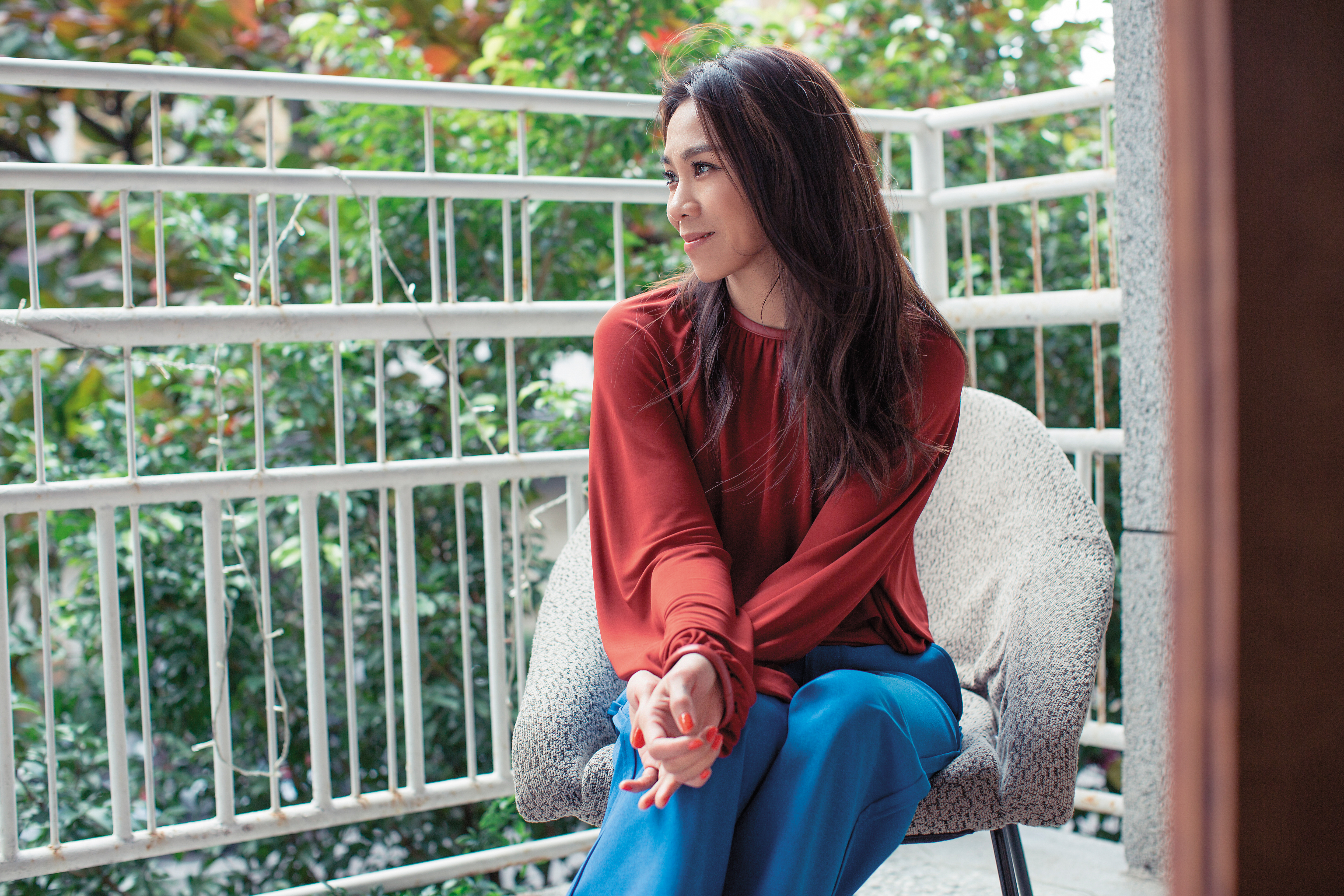 人生當然是苦。但蔡健雅做出選擇，決定擁抱它，於是可以帶著微笑去面對，把它當成一趟旅程。