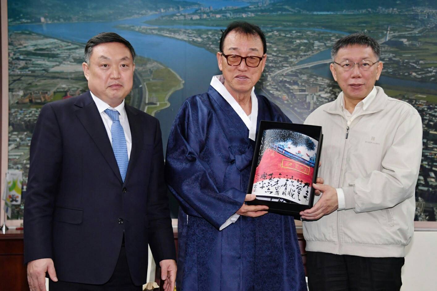 台北市長柯文哲（右1）今天在市府接見韓國儒學團體代表。（台北市政府提供）