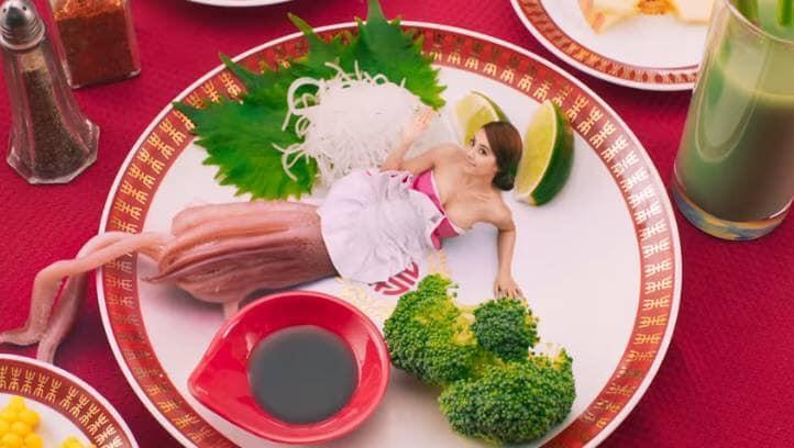 蔡依林曾被批評小禮服穿著像花枝，她直接變身花枝老娘就是不在乎你怎麼講。（翻攝自網路）