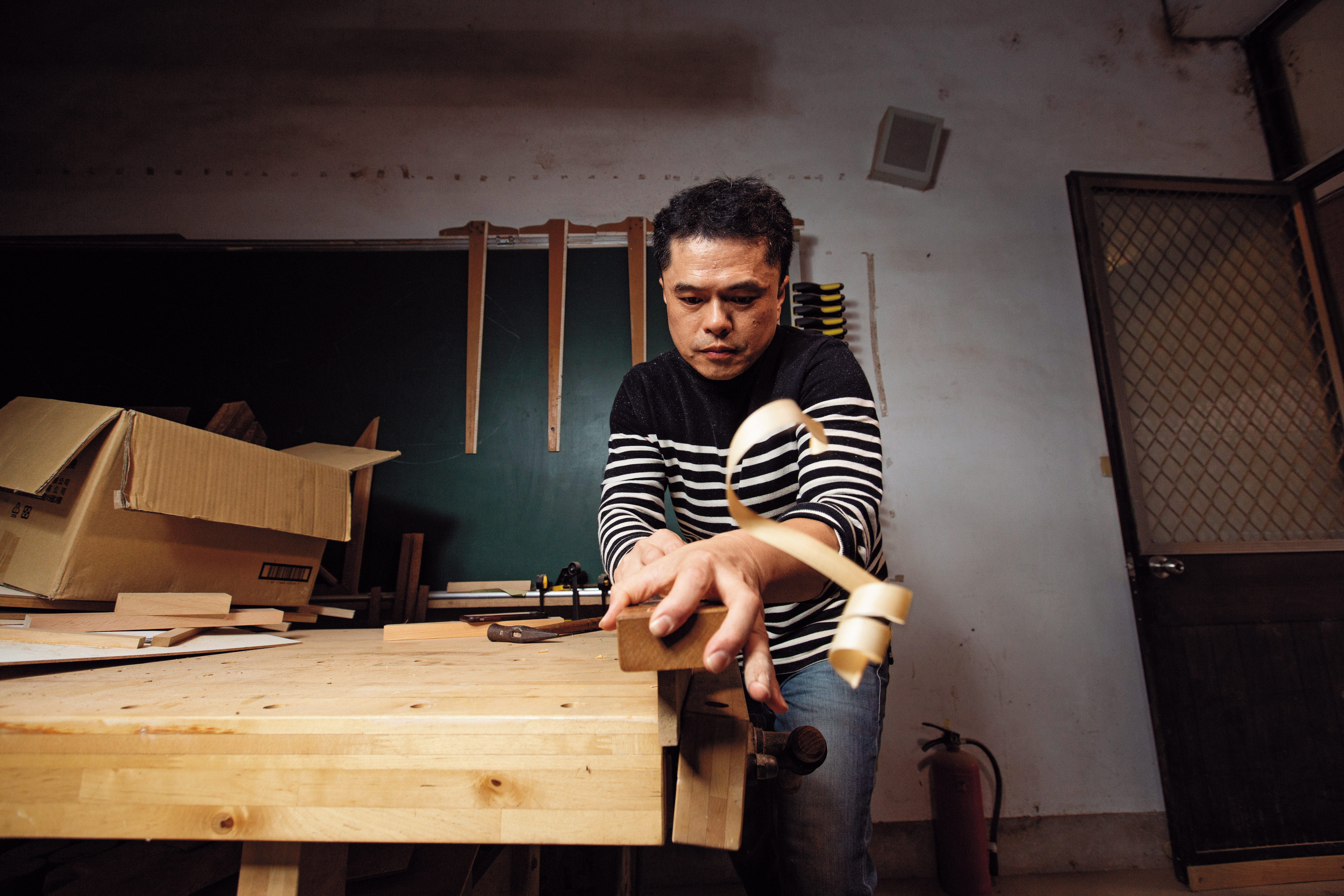 採訪那天，有畢業學生來電請王嘉納協助收集材料，他馬上刨起木條，要給學生做服裝設計材料。