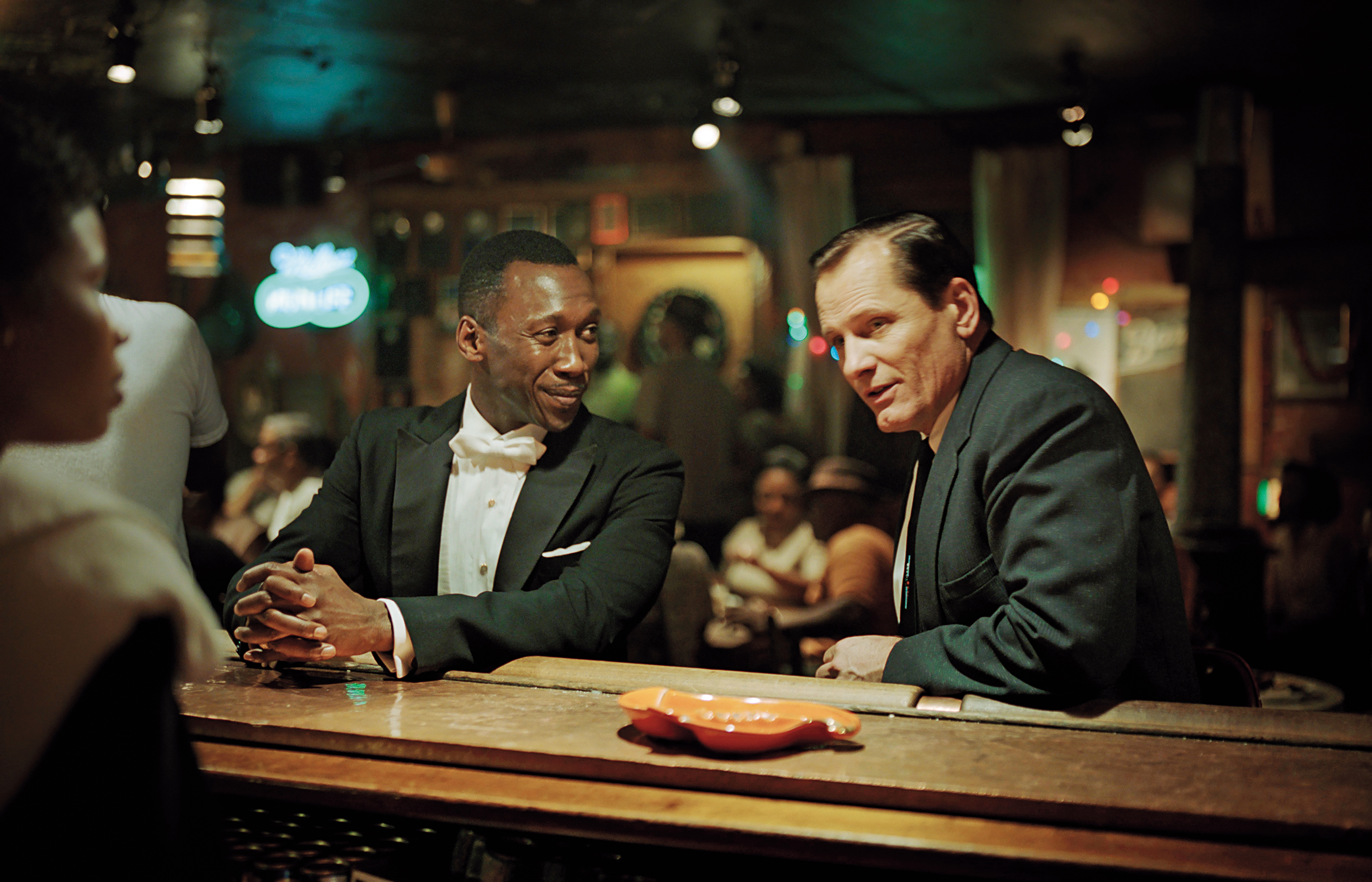 《幸福綠皮書》有著溫馨且帶有喜感的氛圍，卻也有看來荒謬卻深刻的諷刺，兩位主角演技可觀，火花不斷。（CatchPlay提供）