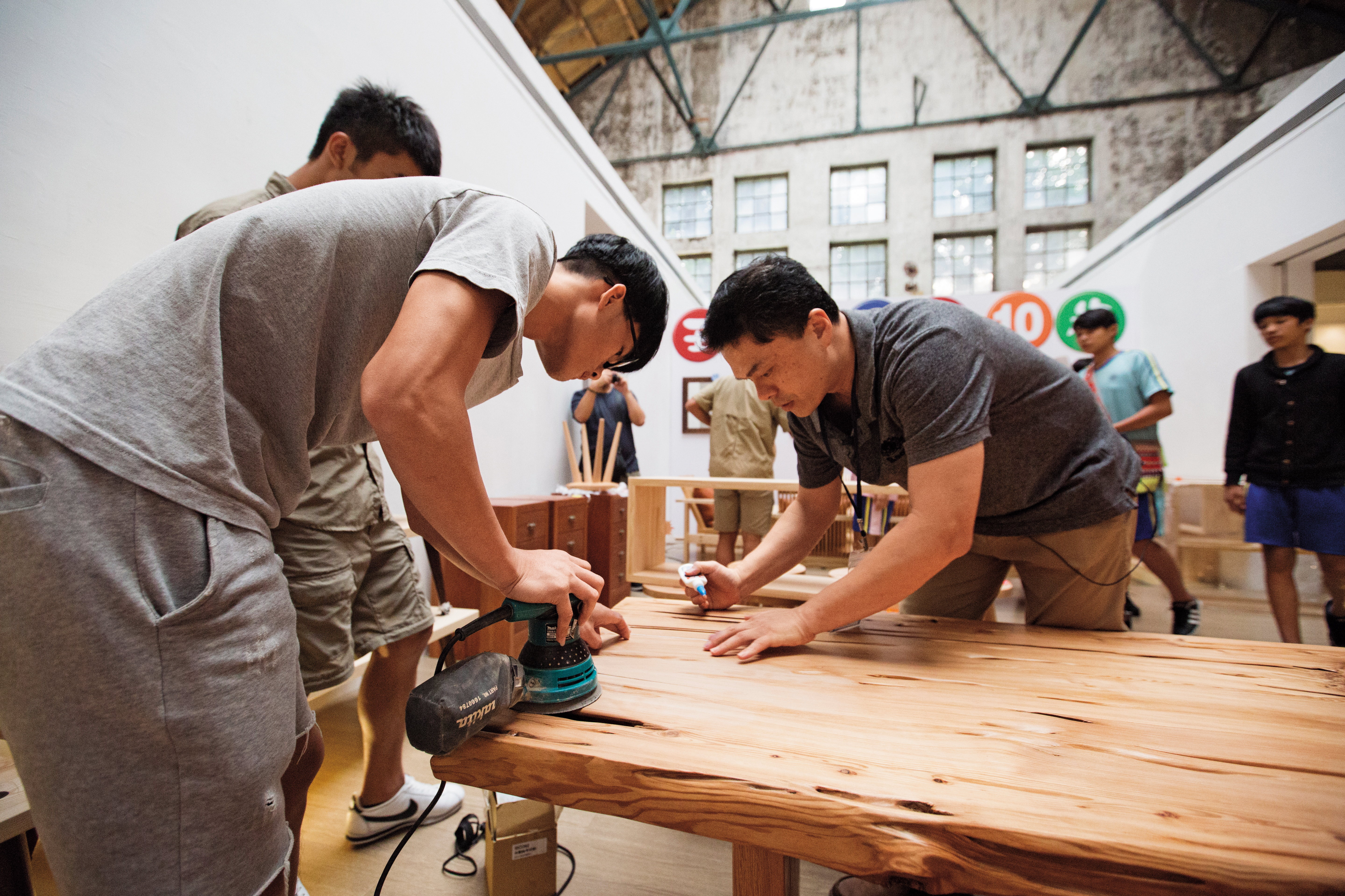 去年6月底到7月初,玉東卡本特北上華山展覽,大型家具幾乎都被訂光。撤展前,師生重新打磨桌面補強,要給顧客最完美的作品。