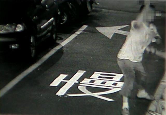 要求分家產不成，逆子陳昱安（左）百刀弒父遭判死刑。圖為當時行凶畫面。（翻攝畫面）