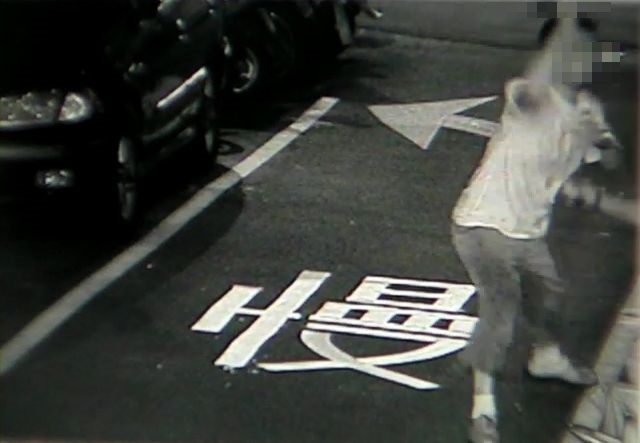 要求分家產不成，逆子陳昱安（左）百刀弒父遭判死刑。圖為當時行凶畫面。（翻攝畫面）