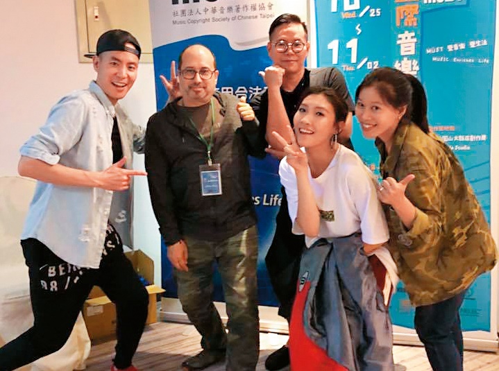 MÜST第一屆音樂創作營成員倪子崗（左起）、Jeff  Bova、嚴云農、林愷倫、王美蓮，共同創作的歌曲〈紅衣女孩〉，收錄在蔡依林的新專輯中。（翻攝自Jeff Bova臉書）