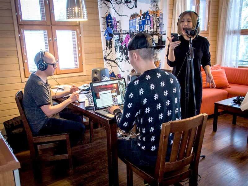 魏如萱（右起）、倪子岡、芬蘭製作人Nisse Nybäck，在2016年芬蘭A-Pop Castle 亞洲音樂交流營中聯手創作。（翻攝自Helsinki網站）