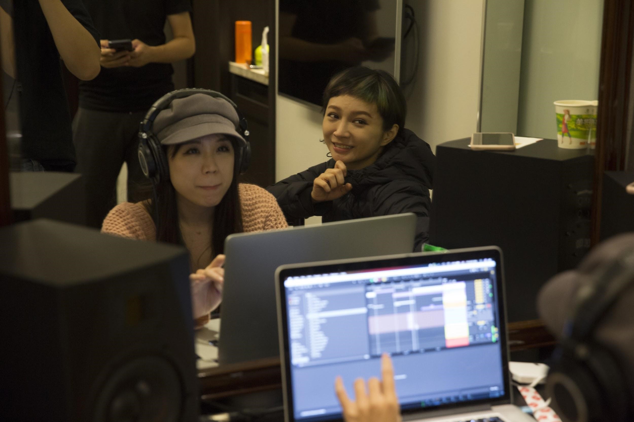 詹雯婷Faye（右）與許郁翎（左）分組共同創作，最終詞、曲、唱、製4人共享著作權。