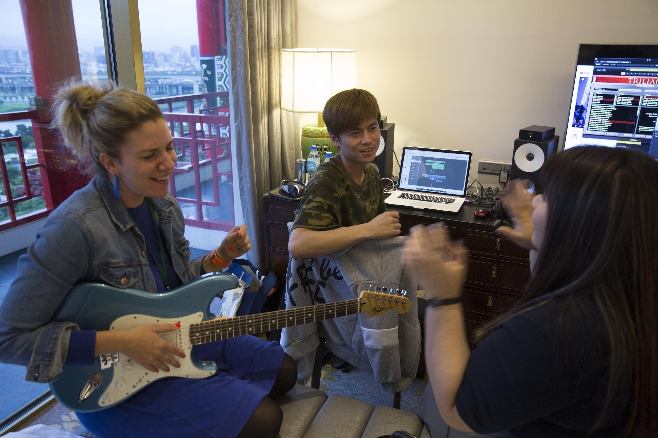 來自匈牙利的Vera（左）自費飛到台灣，與音樂製作人游政豪（中）進行中西音樂交流，同時體驗文化及美食，讓她印象深刻。  