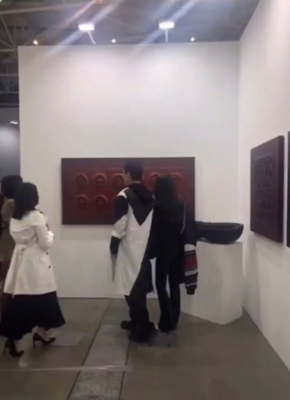 兩人手從館外牽到館內,可見向佐和郭碧婷感情不錯。(翻攝新浪娛樂)